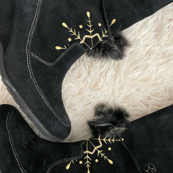 Me Too suede and rabbit boots. 8 - Picture 2 of 6